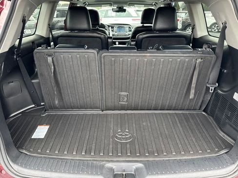 Used 2019 Toyota Highlander XLE AWD/4WD image 29