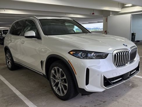 Used 2024 BMW X5 xDrive40i w/ Premium Package AWD/4WD image 3