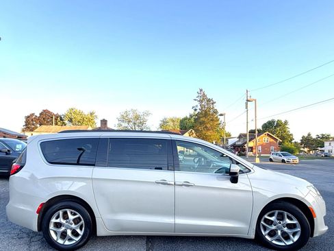 Used 2017 Chrysler Pacifica Touring Plus w/ Tire & Wheel Group FWD image 6