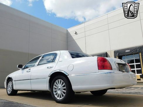 Used 2003 Lincoln Town Car Executive image 10