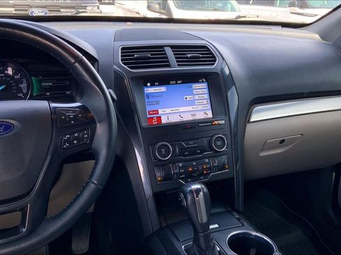 Used 2019 Ford Explorer XLT w/ Equipment Group 201A FWD image 7