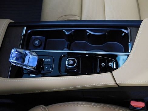 Used 2026 Volvo V90 B6 Cross Country Ultra image 37