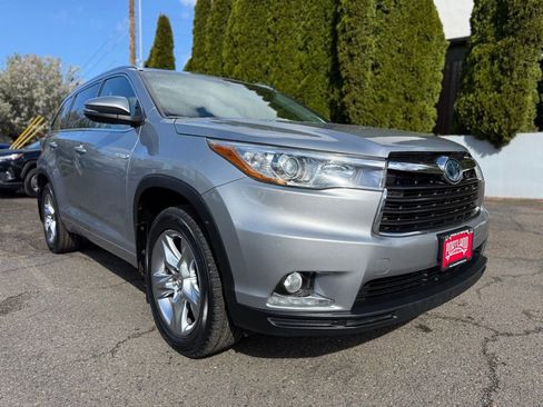 Used 2014 Toyota Highlander Limited w/ Driver Technology Package image 2