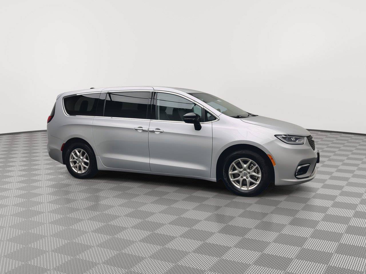 Used 2024 Chrysler Pacifica Touring-L FWD image 40