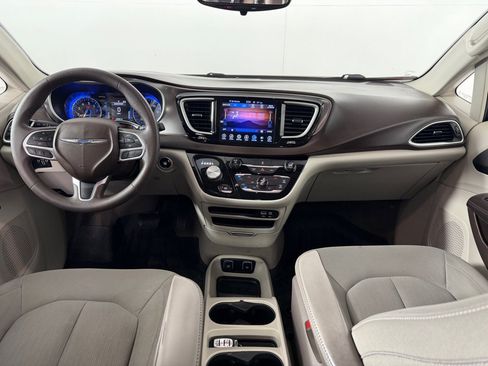 Used 2017 Chrysler Pacifica Touring w/ Tire & Wheel Group FWD image 21