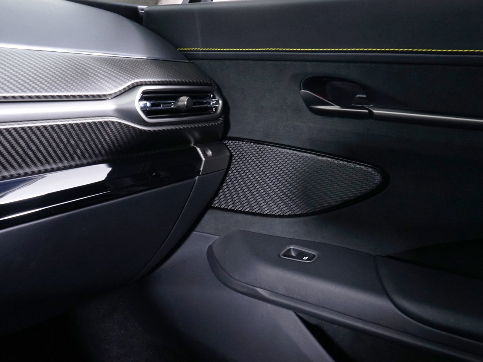 Used 2026 Aston Martin V8 Vantage Coupe RWD image 22