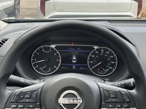 Used 2025 Nissan Sentra SV FWD image 33