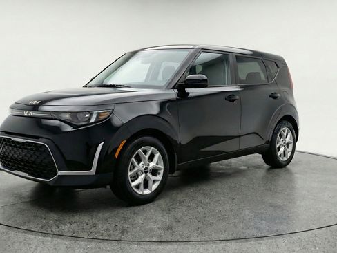 Used 2025 Kia Soul LX w/ LX Technology Package image 3