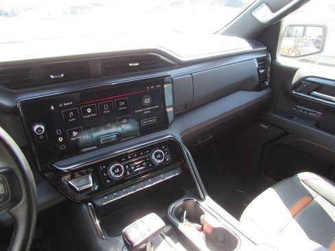 Used 2023 GMC Sierra 1500 AT4 w/ Technology Package AWD/4WD image 20
