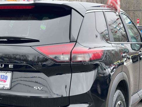 Used 2024 Nissan Rogue SV image 8