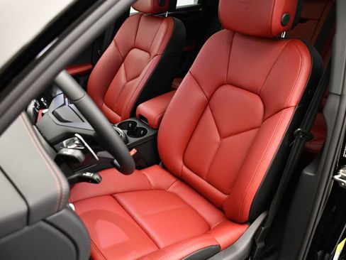 Used 2025 Porsche Macan Turbo image 40