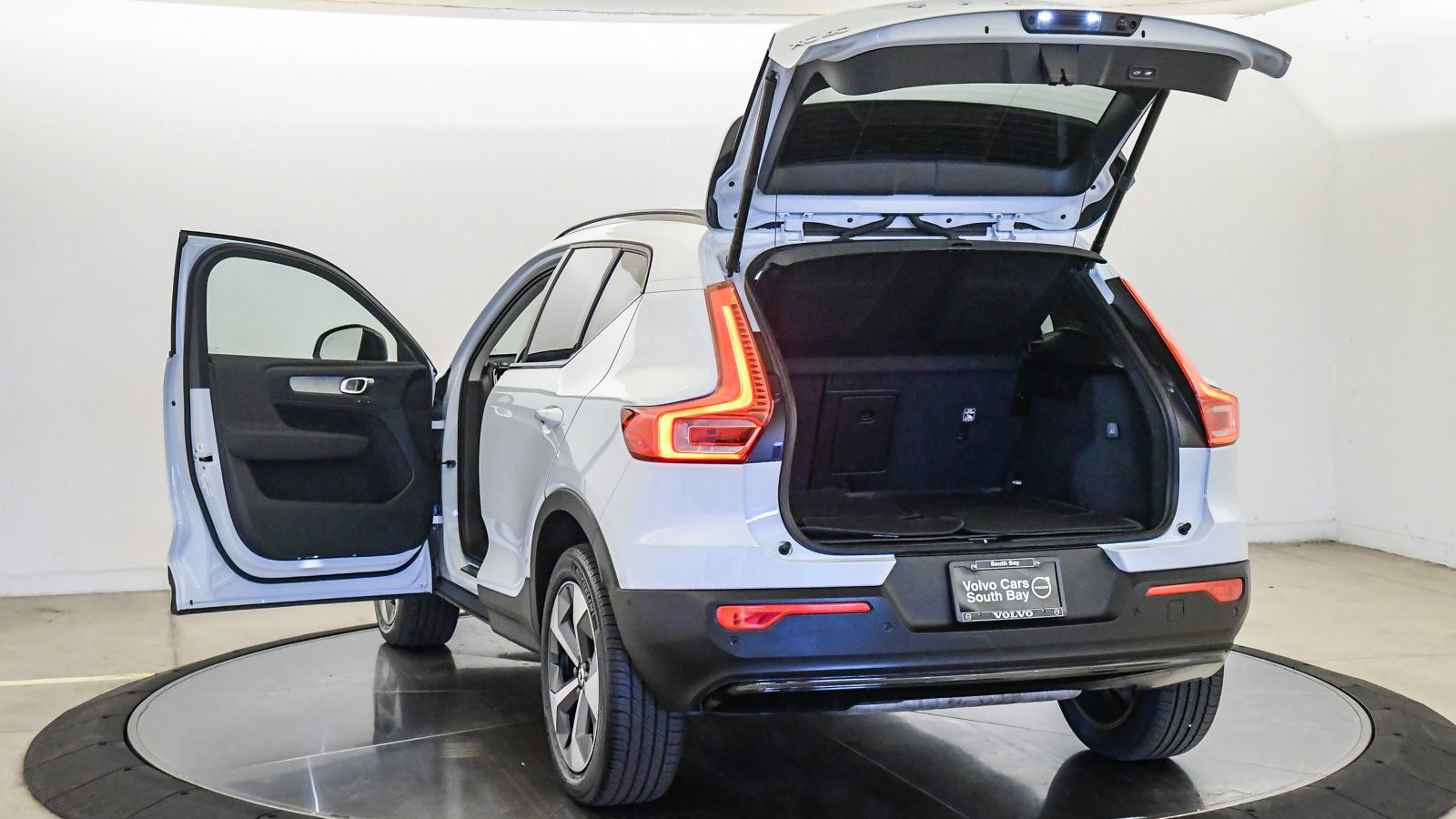 Certified 2026 Volvo XC40 B5 Plus AWD/4WD image 27