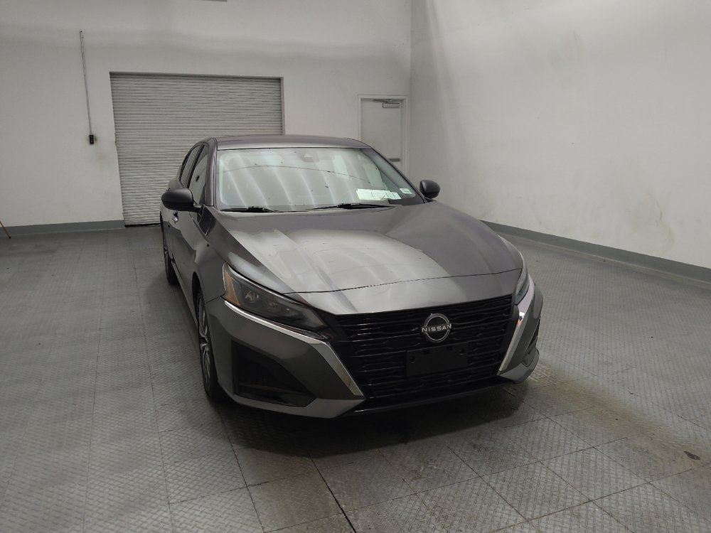 Used 2025 Nissan Altima 2.5 SV FWD image 14