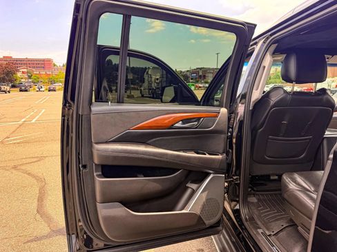 Used 2020 Cadillac Escalade ESV Luxury AWD/4WD image 11