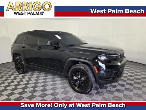 Used 2025 Jeep Grand Cherokee Altitude RWD image 1