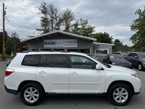 Used 2011 Toyota Highlander 4WD w/ Tech Pkg image 3
