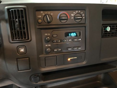 Used 2006 Chevrolet Express 1500 Passenger image 12