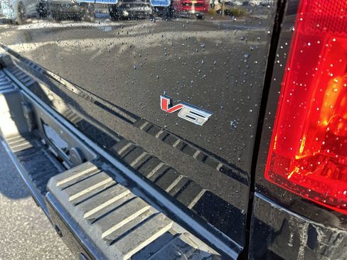 Used 2022 Chevrolet Colorado Z71 w/ Z71 Midnight Edition image 12