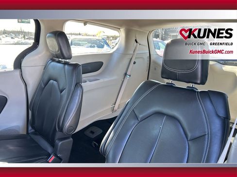 Used 2023 Chrysler Pacifica Touring-L image 33