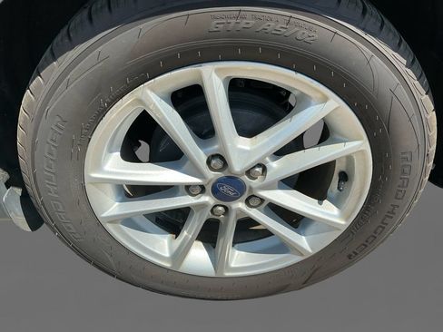 Used 2017 Ford Focus SE w/ Cold Weather Package FWD image 14