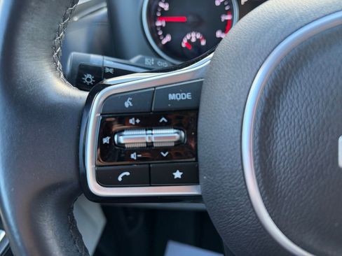 Used 2023 Kia Carnival LX image 16