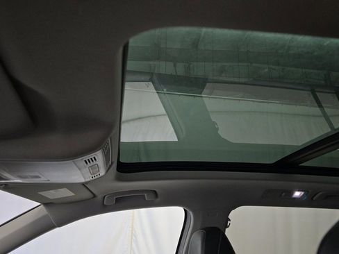 Used 2022 Volkswagen Tiguan SE w/ Panoramic Sunroof Package image 13