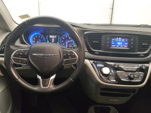 Used 2017 Chrysler Pacifica Touring-L FWD image 22