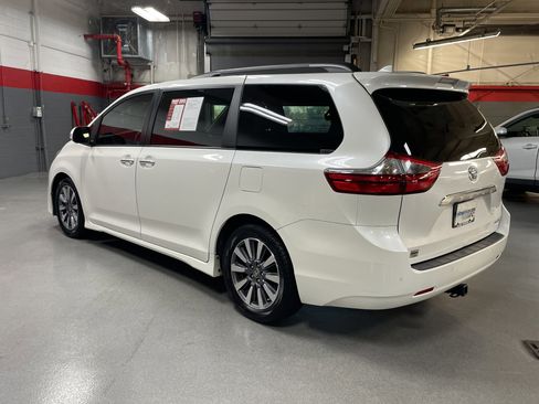 Used 2020 Toyota Sienna Limited Premium image 8