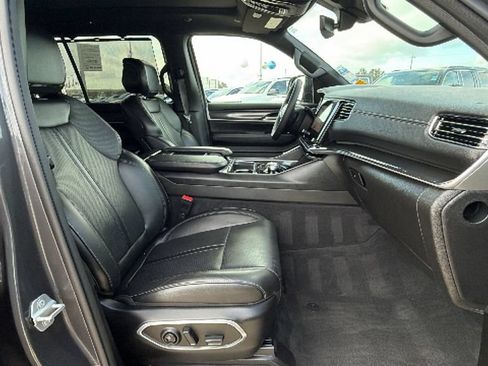 Used 2023 Jeep Wagoneer 4WD w/ Premium Group I image 31