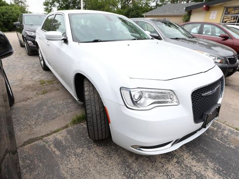 Used 2017 Chrysler 300 Limited AWD/4WD image 4
