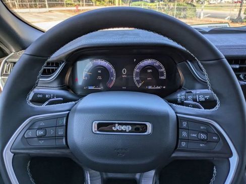 New 2025 Jeep Grand Cherokee Limited w/ Luxury Tech Group II image 28