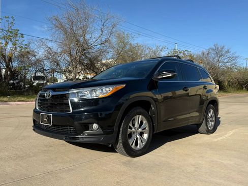 Used 2014 Toyota Highlander XLE image 2
