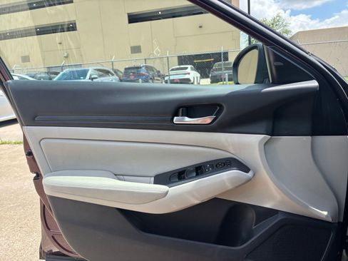 Used 2025 Nissan Altima 2.5 SV image 18