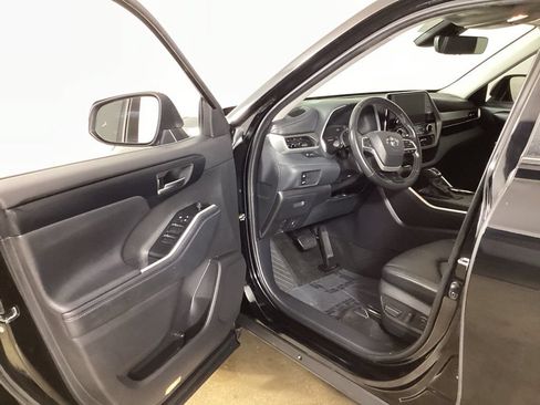 Used 2025 Toyota Highlander XLE AWD/4WD image 11