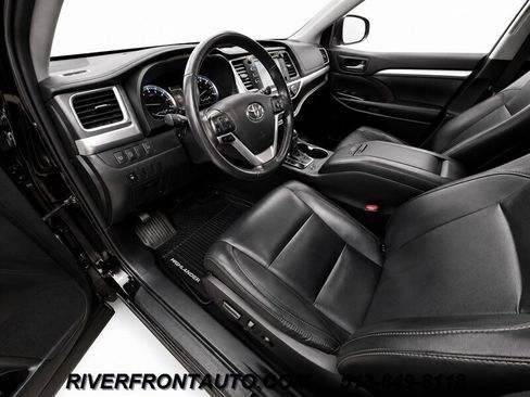 Used 2017 Toyota Highlander XLE AWD/4WD image 3