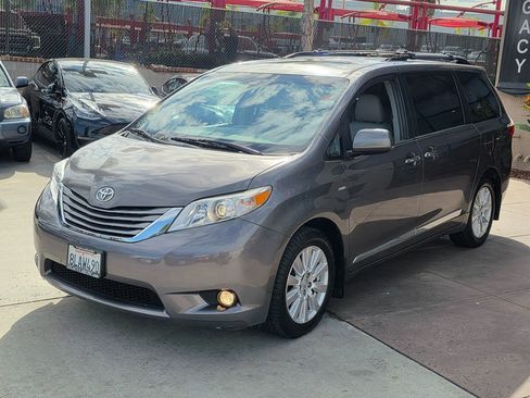 Used 2017 Toyota Sienna XLE image 7