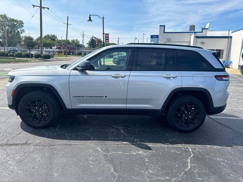 Used 2024 Jeep Grand Cherokee Altitude AWD/4WD image 13