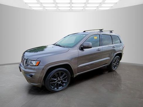 Used 2019 Jeep Grand Cherokee Altitude AWD/4WD image 4