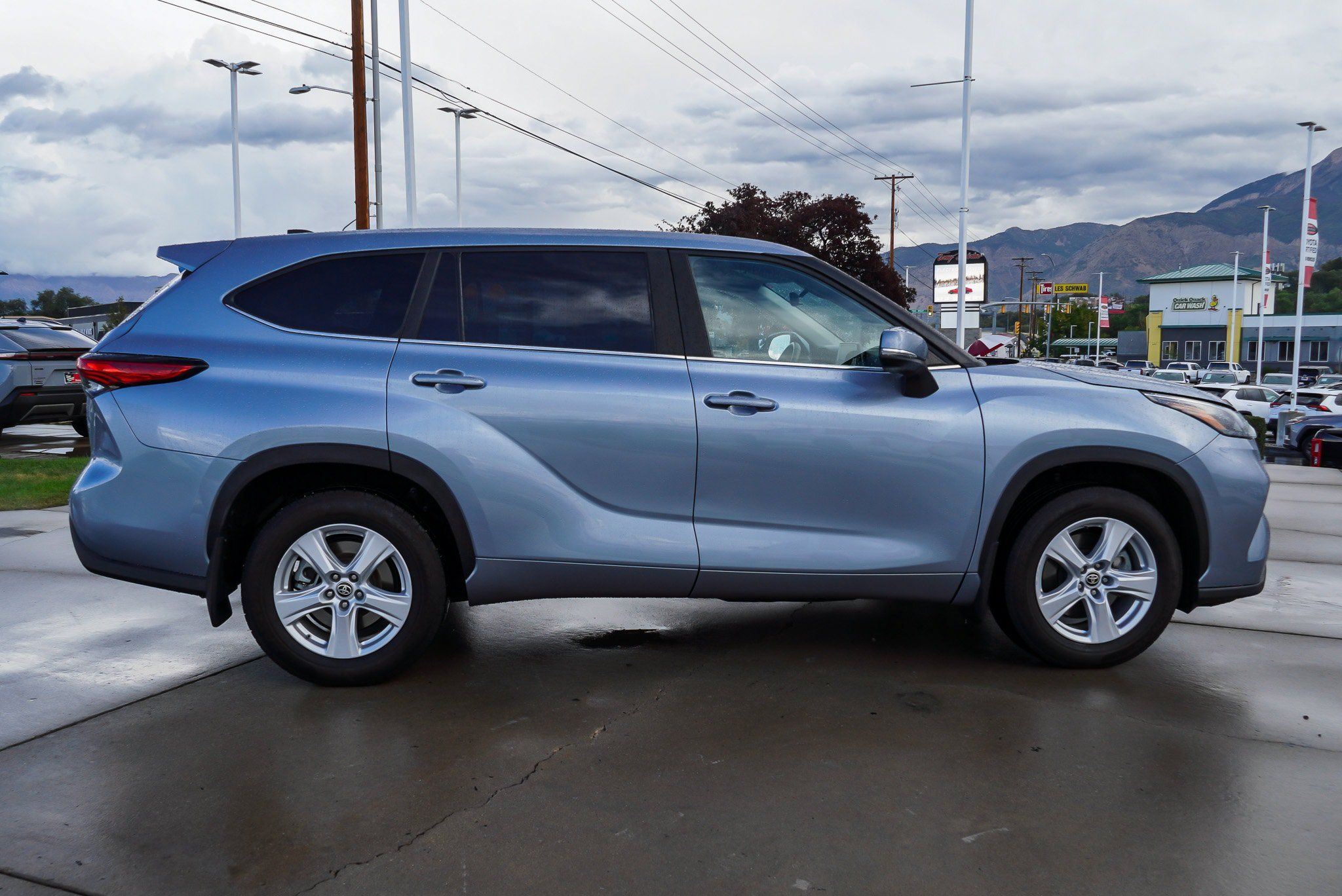Used 2023 Toyota Highlander LE AWD/4WD image 9
