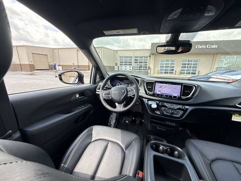 Used 2025 Chrysler Voyager LX FWD image 15