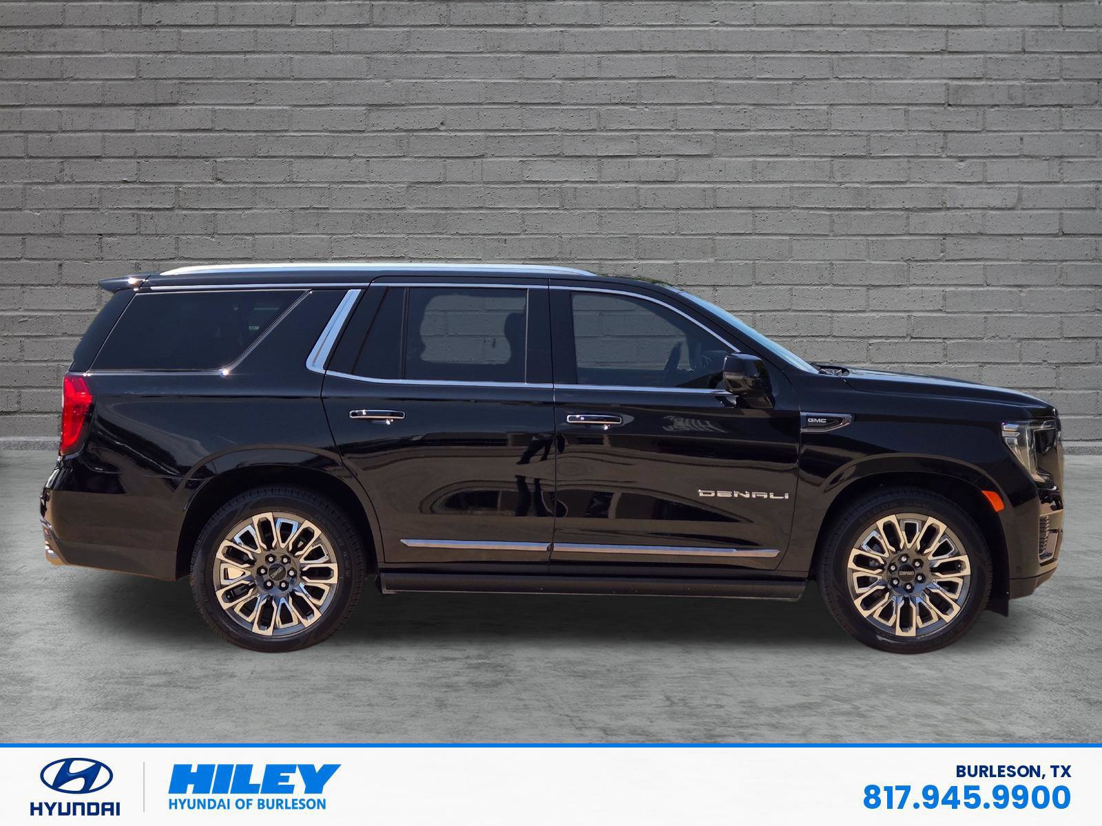 Used 2024 GMC Yukon Denali Ultimate AWD/4WD image 3