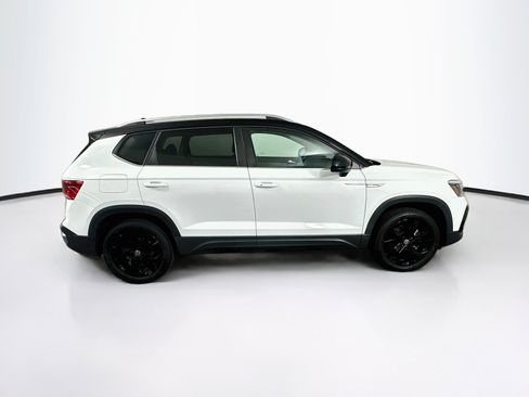 Used 2023 Volkswagen Taos SE w/ Panoramic Sunroof Package FWD image 10