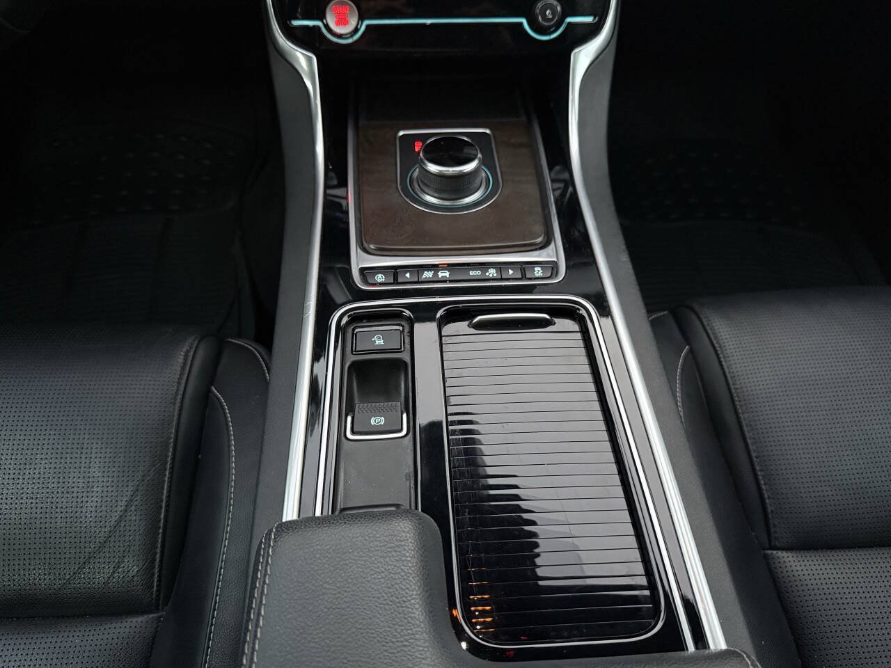 Used 2018 Jaguar XF R-Sport AWD/4WD image 30
