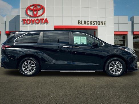 Certified 2022 Toyota Sienna XLE AWD/4WD image 2