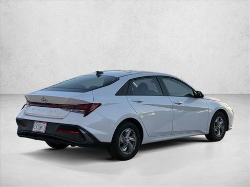 Certified 2025 Hyundai Elantra SE image 5