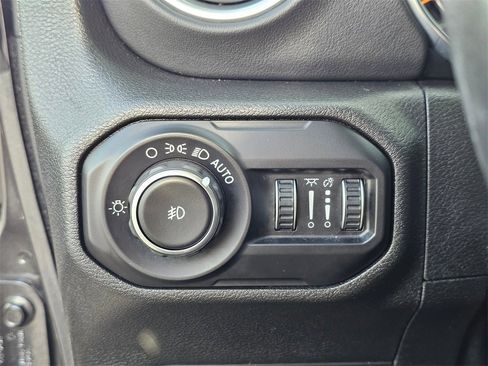 Used 2020 Jeep Wrangler Unlimited Sahara image 23