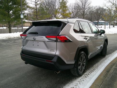 Used 2022 Toyota RAV4 XLE Premium image 5