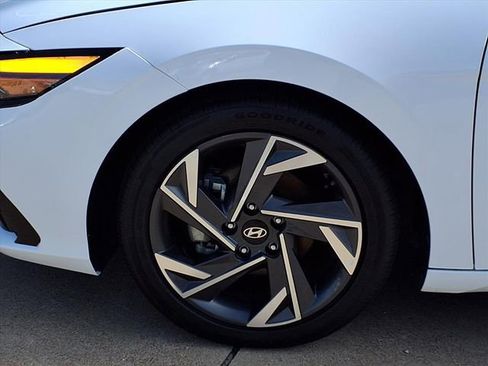 Used 2025 Hyundai Elantra Limited image 21