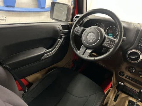 Used 2017 Jeep Wrangler Unlimited Sahara w/ Connectivity Group AWD/4WD image 12