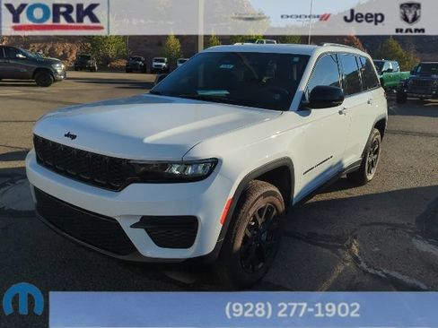 Used 2025 Jeep Grand Cherokee Altitude AWD/4WD image 1